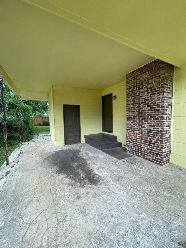 Building Photo - 4 bed 2.5 bathroom house