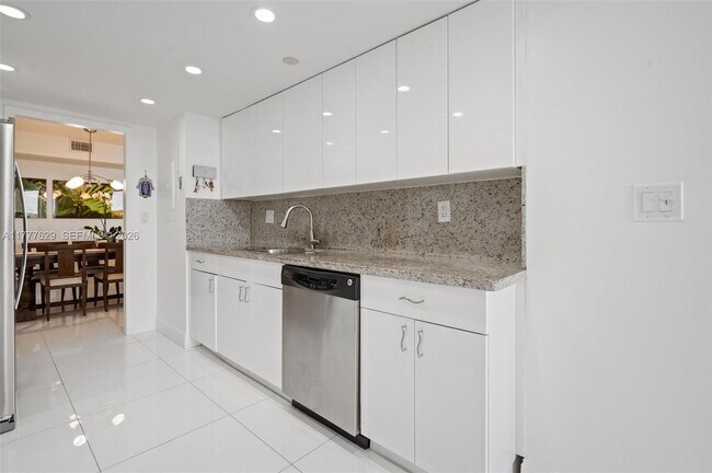 Building Photo - 2000 Towerside Terrace