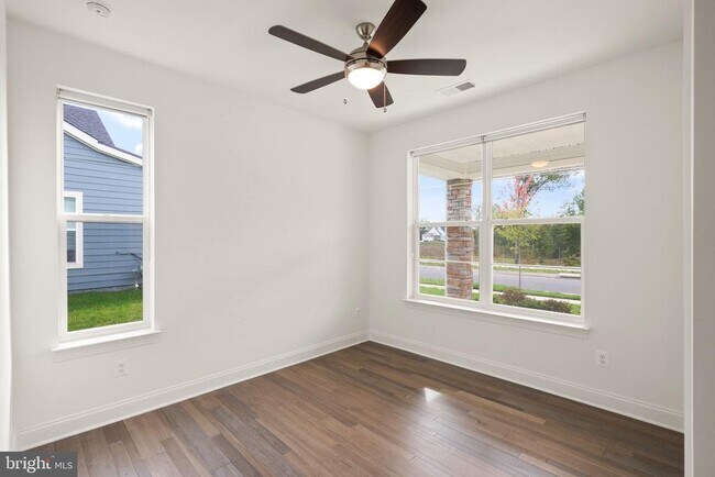 Building Photo - 121 Cowbird St