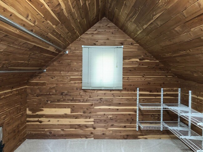 Building Photo - Well Maintained 3Bed/2Bath Single Family HUGE Backyard!