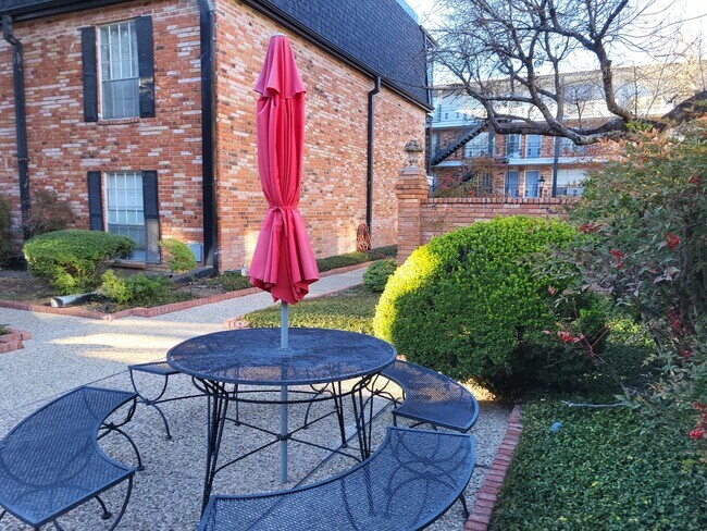 Building Photo - 8401 N New Braunfels Ave