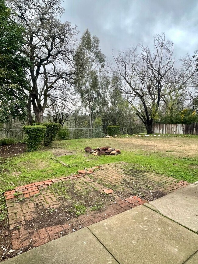 Building Photo - CHARMING 3 BED 2 BATH HOUSE WITH NEW HVAC, ROOF & LARGE FENCED BACKYARD