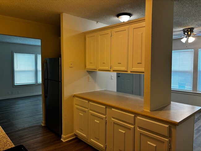Building Photo - 3 Bedroom 2 Bath