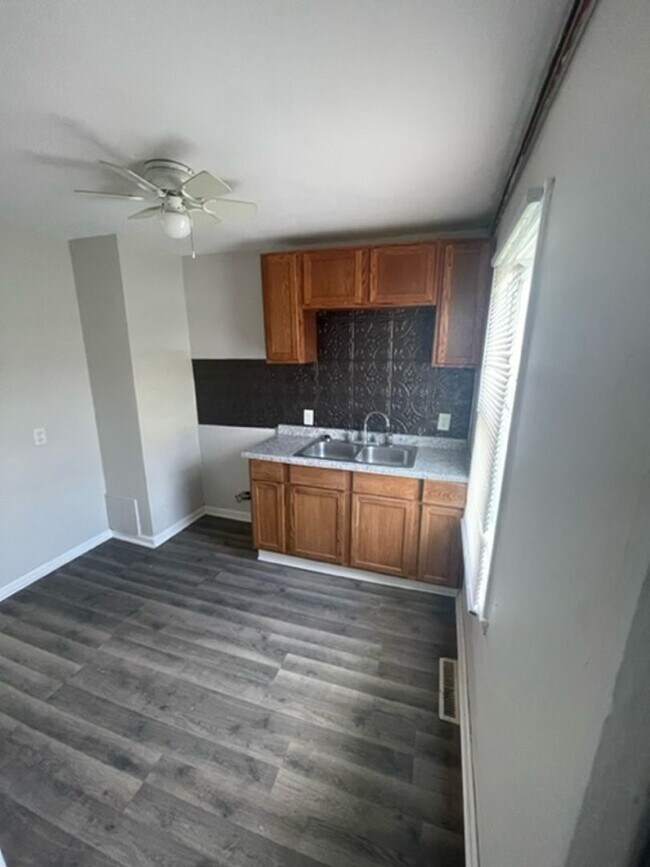 Building Photo - Cozy Two Bedroom! Available Now! Section 8 Welcomed