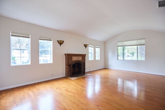 Building Photo - 3730 Edenhurst Ave