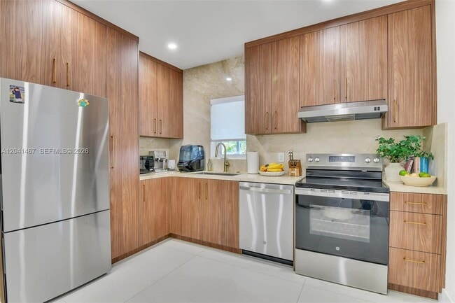 Building Photo - 241 W 48th St