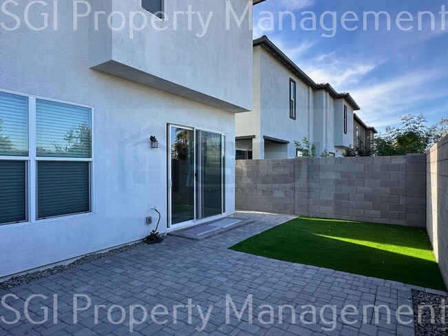 Building Photo - 4 Bedroom Luxury Home in Gated Community