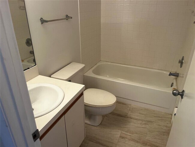 Building Photo - 800 Cove Cay Dr