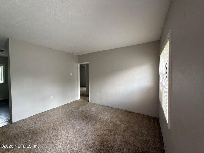 Building Photo - 814 E 60th St
