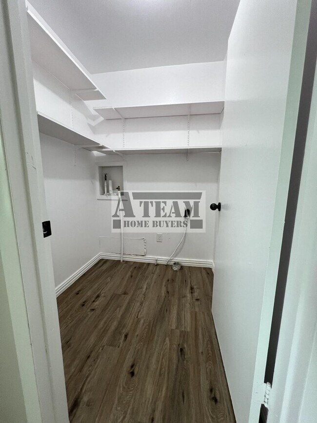 Building Photo - Updated 3 Bedroom 2 Bath Brick House in Tr...