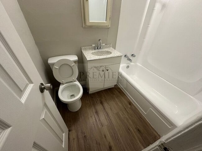 Building Photo - 6111 E 153rd St #B, Grandview, MO 64030 2B 1B - rent $895 / Move in ready/