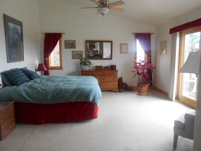 Master Bed - 53 Paradise Rd