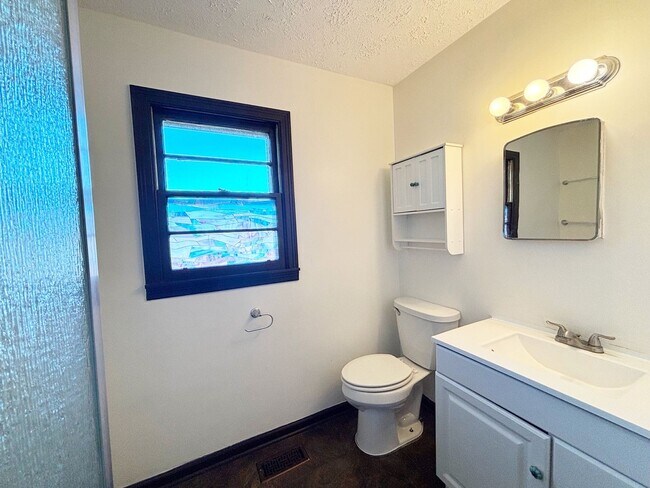 Building Photo - Greenback 37742 - 3 bedroom, 1 bath home - Contact Jeremy Logan (865) 307-2273