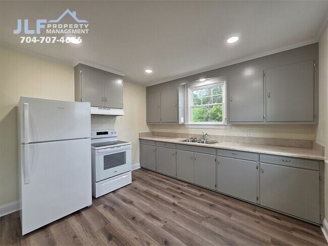 Building Photo - Fully Renovated 2 Bed/1 Bath Ranch in Salisbury!