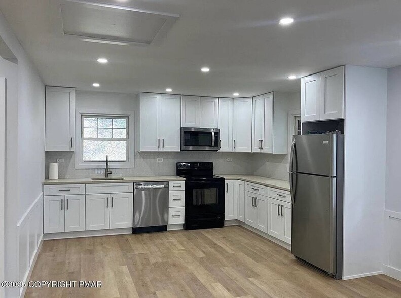 Building Photo - 8911 Little John Dr