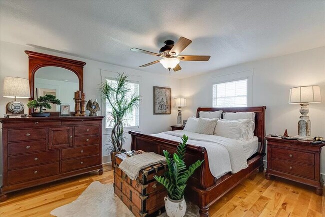 Building Photo - COMPLETELY FURNISHED EXECUTIVE RENTAL- SHOWINGS BY APPOINTMENT ONLY