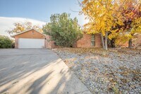 Building Photo - 3 Bedroom 2 Bathroom Home - Dogs Allowed & Large Backyard!