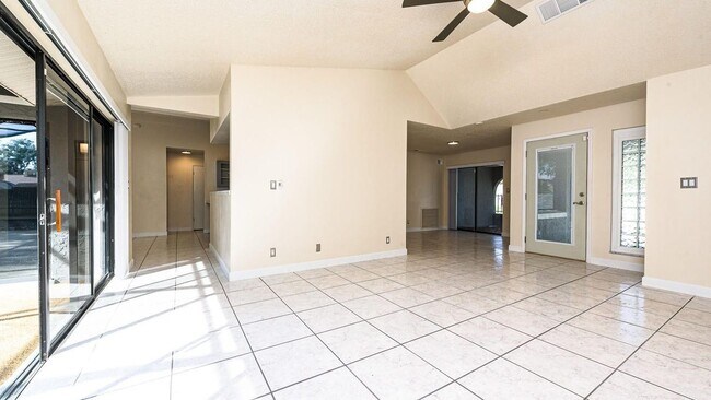 Building Photo - 4 Baywood Dr