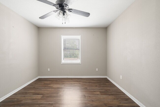 Building Photo - Two Bedroom Apartment in Tech Terrace