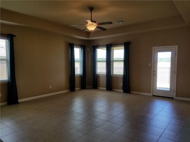 Building Photo - 743 Easton Dr