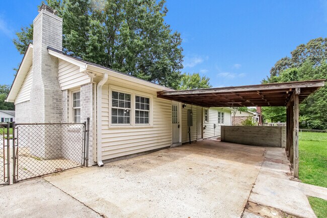 Building Photo - 2631 Hillway Dr