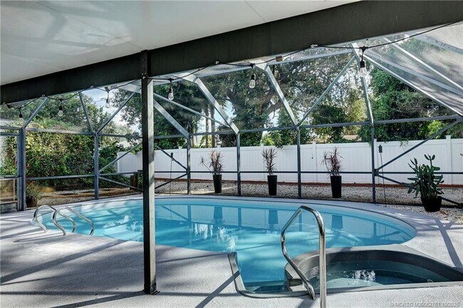 Building Photo - 905 SE Flamingo Ave