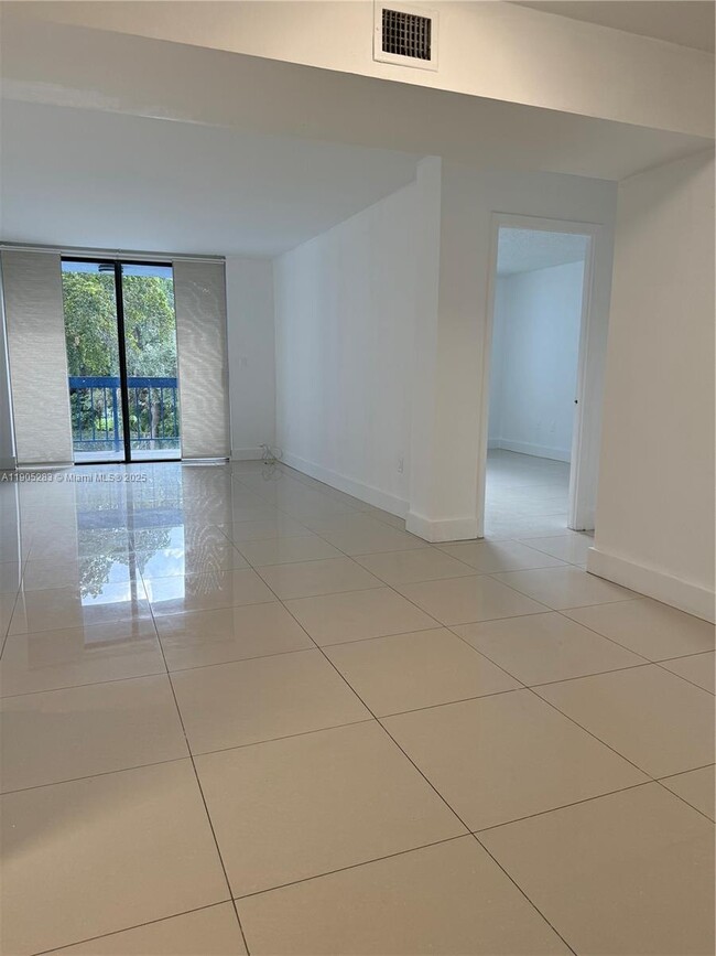 Building Photo - 9460 Fontainebleau Blvd