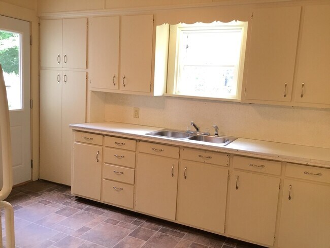 Building Photo - 3 Bedroom Single Family Home in Goshen!