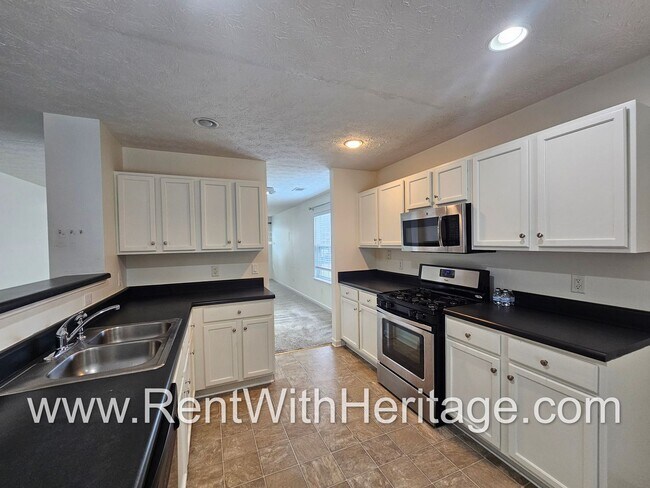 Building Photo - Gorgeous 5 bedroom, 2.5 bath / Attention t...