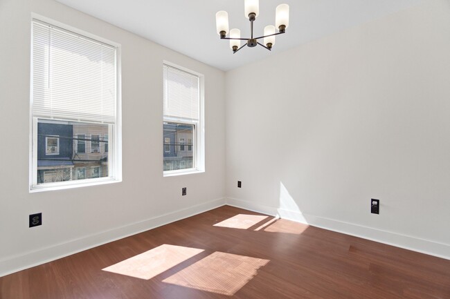 Building Photo - 310 28th St