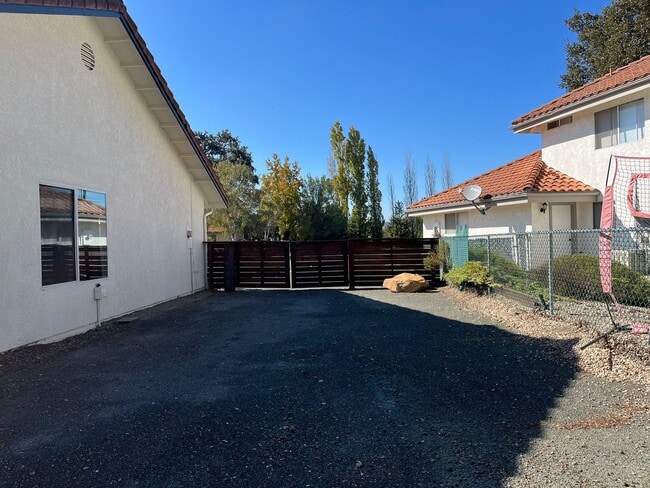 Building Photo - 946 St Ann Dr