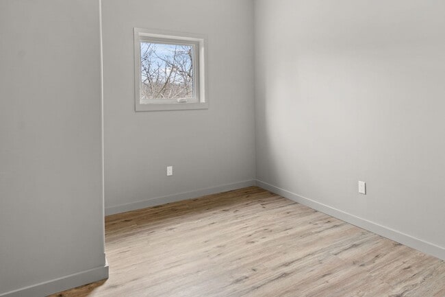Building Photo - 2 Bedroom Shouse in Osage Beach