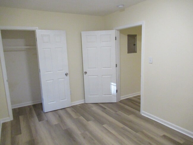 Building Photo - 2032 Rector Dr SW