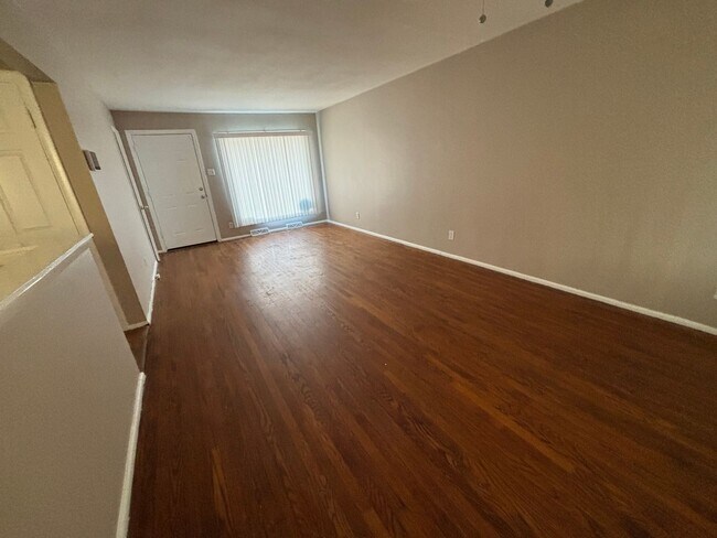 Building Photo - Charming 3 bedroom home