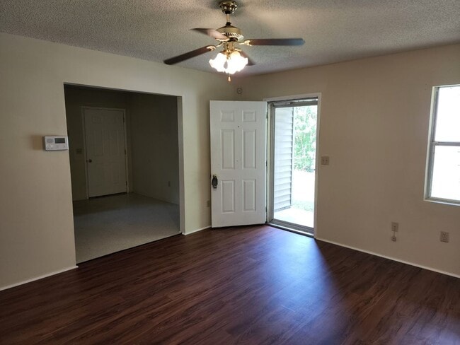 Building Photo - Quaint home located in City Limits