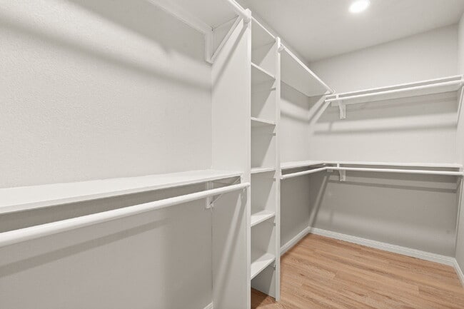 Building Photo - 3 Bed, 2 Bath Duplex (3rd bed is detached)