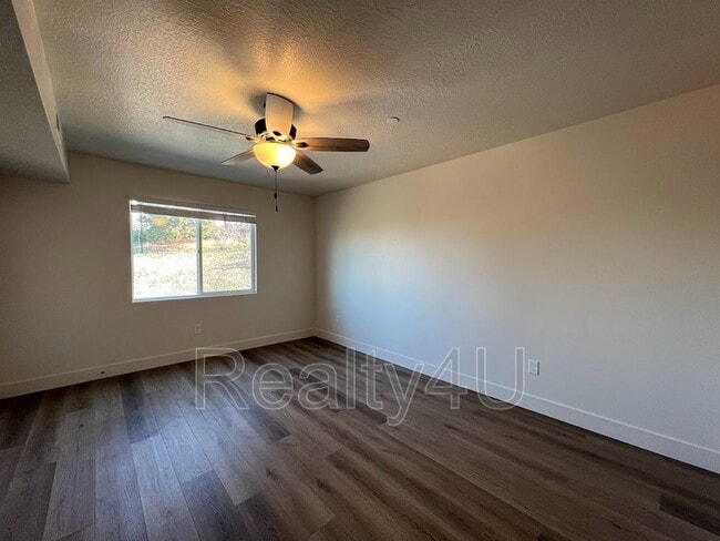 Building Photo - 2244 N Canyon Rd