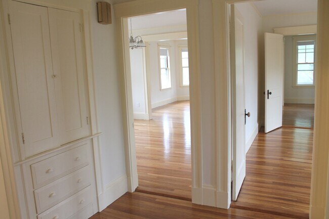 Building Photo - 6 Pleasant St