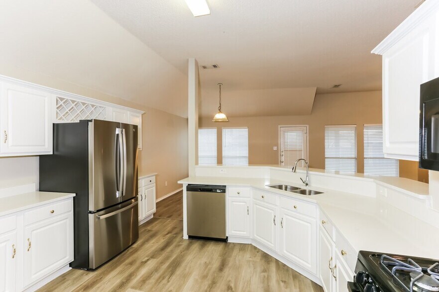 Building Photo - 216 Stone Creek Blvd