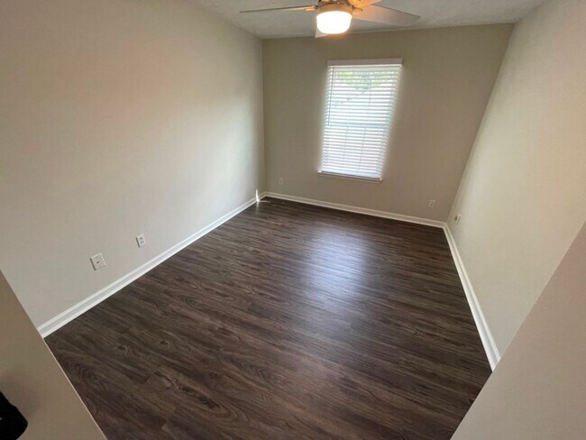 Building Photo - Updated 3BR Home - Woodstock