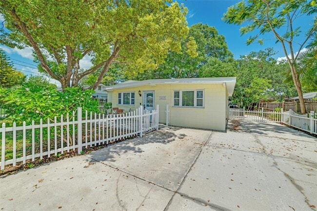 Building Photo - 4413 W Rogers Ave