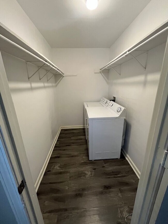 Building Photo - Nice 3 Bedroom 2 Bathroom Windsor Gardens ...