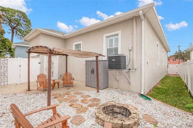 Building Photo - 260 SW Lincoln Cir N