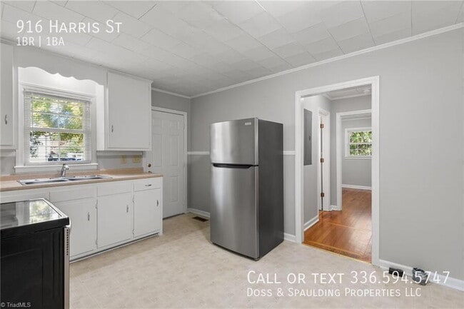 Building Photo - 916 Harris St