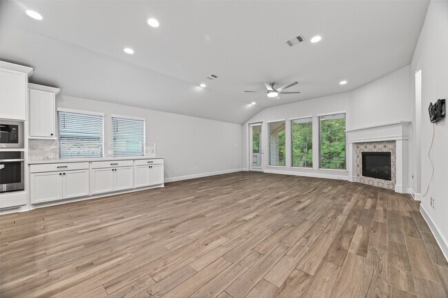 Building Photo - 302 Sky Top Dr