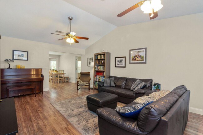 Building Photo - 511 Oak Ave