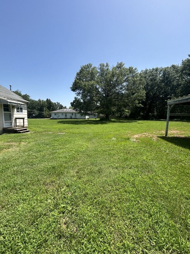 Building Photo - Cute 1 BR/1 BA House - Corner Lot & Off-Street Parking!