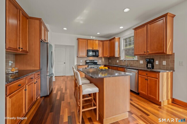 Building Photo - 5 Rolling Hills Dr