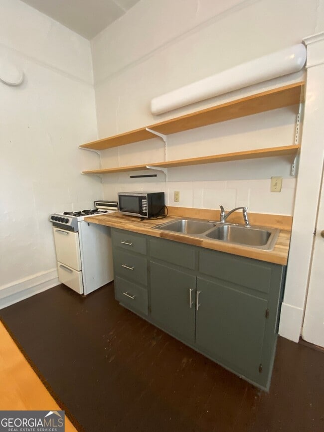 Building Photo - 693 Boulevard