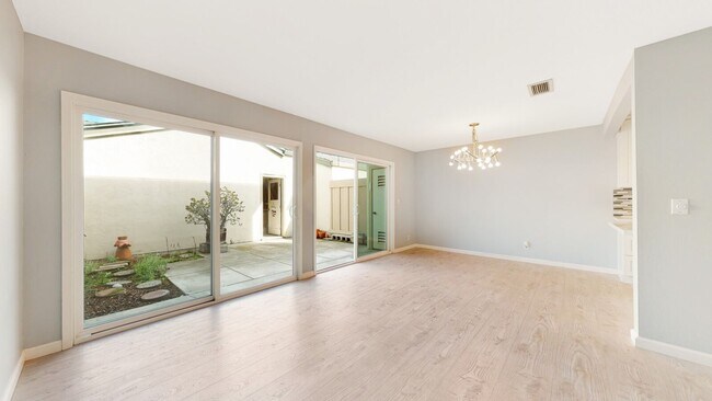 Building Photo - Sunnyvale Townhome, 3 beds 1.5 baths, Nice...